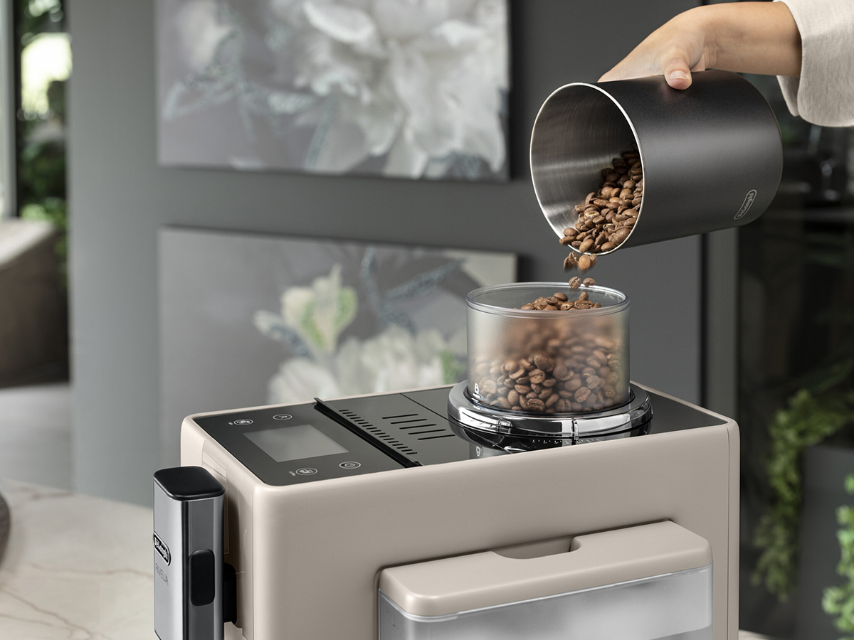 De'Longhi Rivelia EXAM440.55.BG_versamento chicchi.jpg