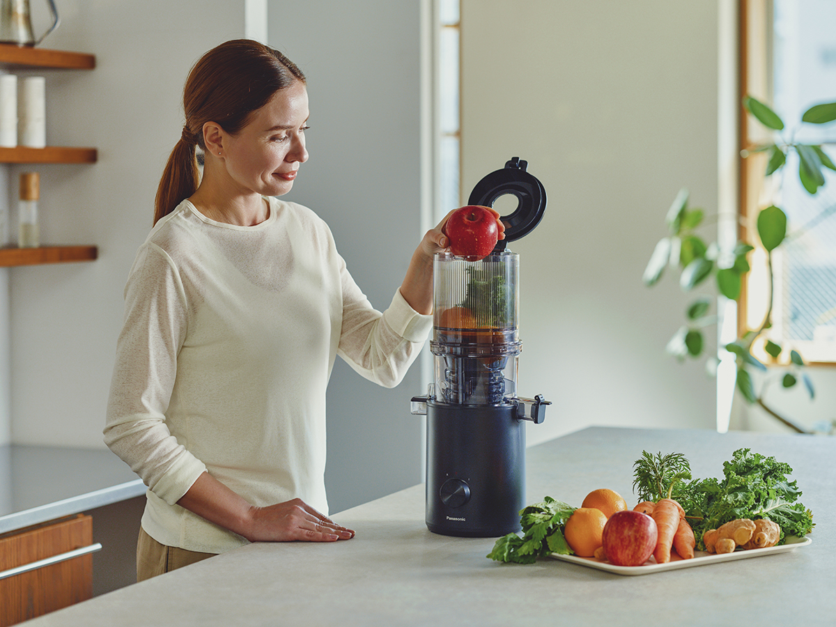 Panasonic_Slow_Juicer_MJ-L900_Lifestyle_Image_juiceA_juicing_before_4.jpg