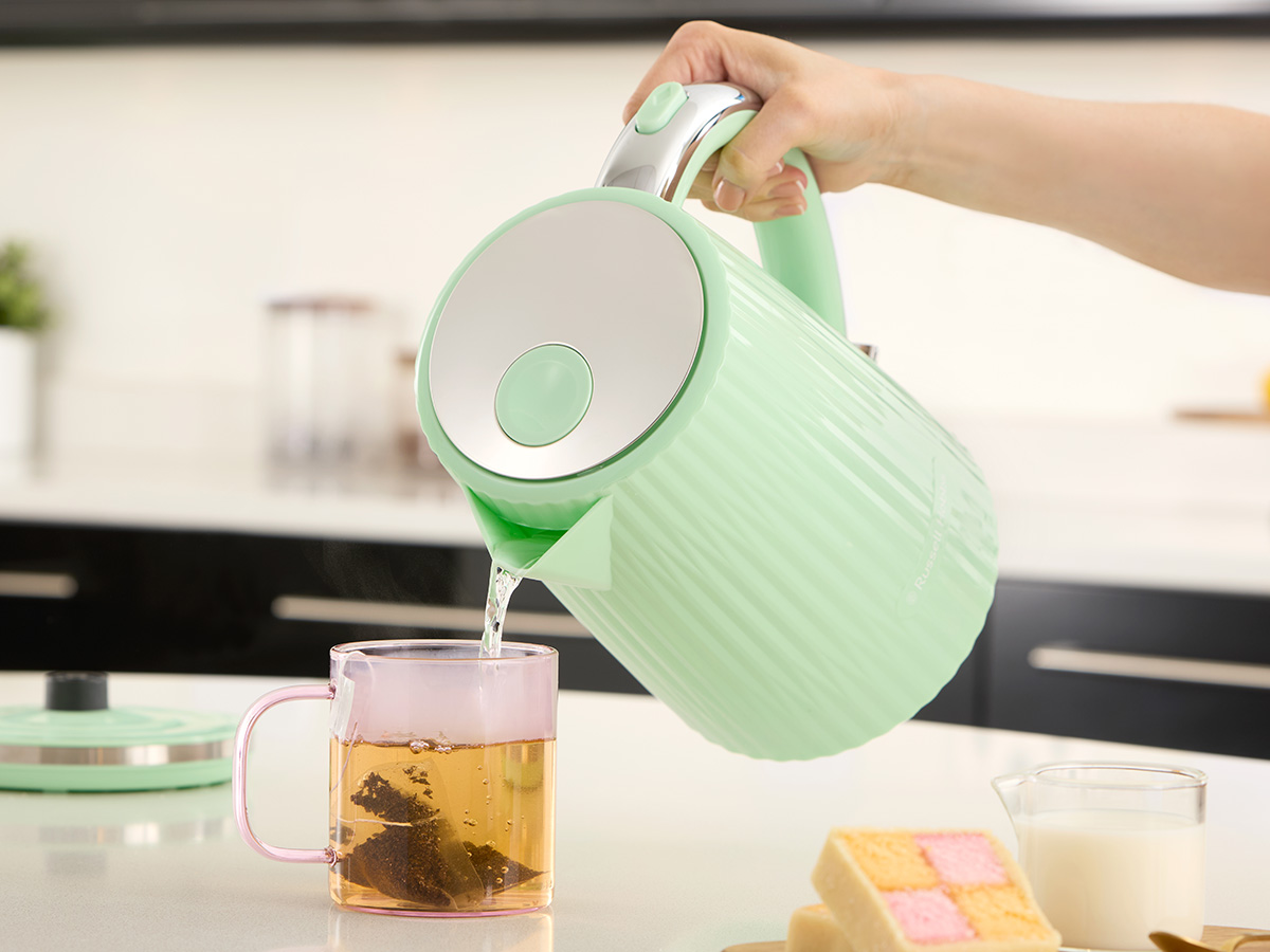 Q424 - 27364 27364-70 - Eden Kettle Pistachio - Counter Top Perfect Pour 1x1 copia.jpg