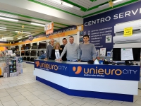 A sinistra nella foto, Walter De Rossi, fondatore dello store Audio Video Walter di Rossano Veneto (VI), accanto al suo staff.