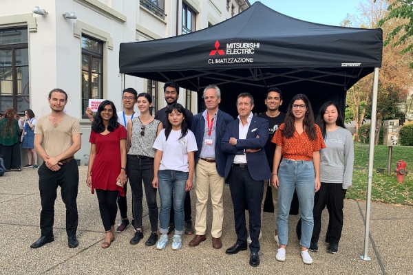 I due team vincitori e i responsabili di Mitsubishi all'interno della Nuova Accademia di Belle Arti di Milano.