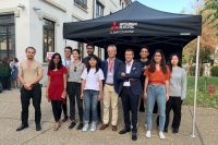 I due team vincitori e i responsabili di Mitsubishi all'interno della Nuova Accademia di Belle Arti di Milano.