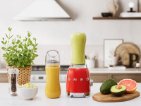 Smeg, il frullatore compatto per smoothies (anche) da passeggio
