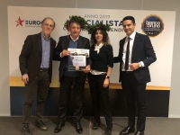 Uno dei momenti della cerimonia. I titolari dell'azienda Morandini, al centro, in compagnia di Graziano Girotti, editore di Bianco &amp; Bruno (a sinistra), e di Giacomo Benedettini, amministratore delegato di Eurocom (a destra).