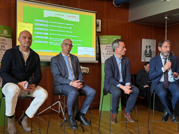 Da sinistra: Davide Rossi (Aires-Confcommercio); Andrea Di Palma (Adiconsum); Stefano Ciafani (Legambiente);&nbsp;Giorgio Arienti (Erion WEEE)