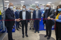 Il momento del taglio del nastro.