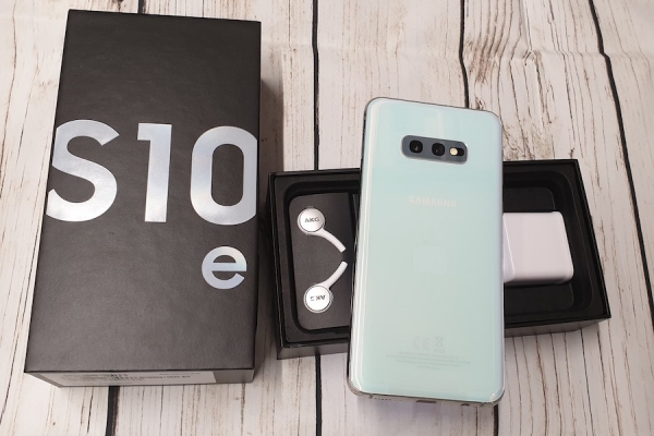 RECENSIONE - Samsung Galaxy S10e &egrave; leggero, maneggevole e potente