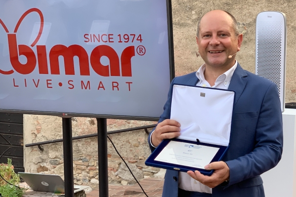 Edoardo Brianzi, presidente di Bimar srl, riceve la targa dall'associazione industriali bresciana.