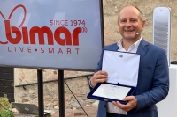 Edoardo Brianzi, presidente di Bimar srl, riceve la targa dall'associazione industriali bresciana.