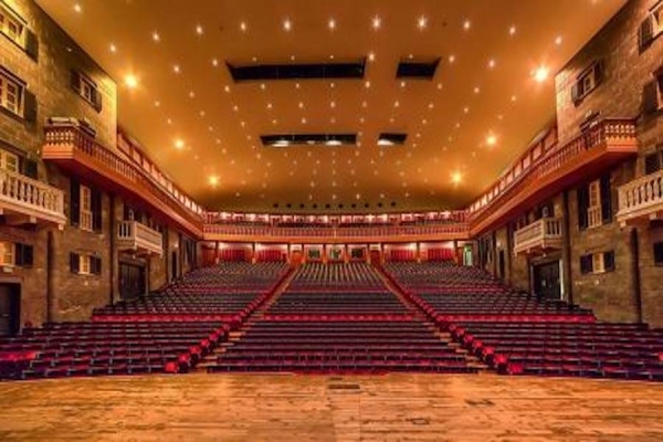 Stiamo a casa. E intratteniamoci sul web