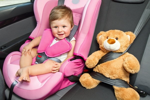 Seggiolini per bimbi in auto: sprovvisti ancora 7 genitori su 10