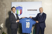 Alex LIm, presidente di Samsung Electronics Italia (a sinistra), con Gabriele Gravina, numero uno della FIGC.