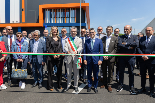 Il taglio del nastro con al centro Bruna Olivieri e il sindaco di Colleferro Pierluigi Sanna.