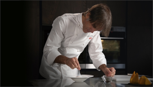 Lo chef Davide Oldani con AEG
