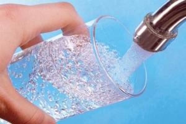Acqua del rubinetto o bottiglie di plastica? Sfida tra benessere, idratazione e sostenibilità