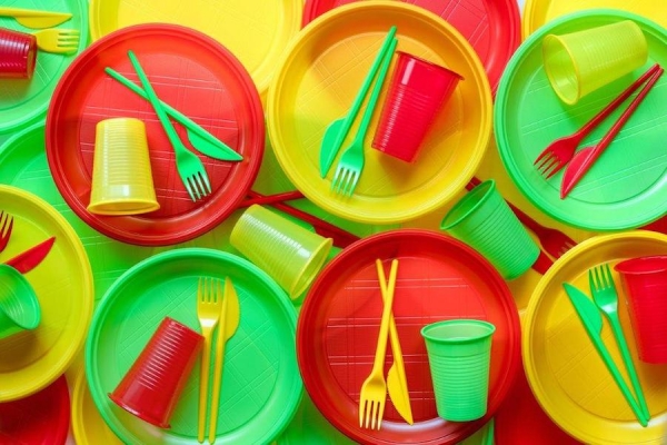 L'Unione Europea vieta la vendita delle stoviglie in plastica monouso
