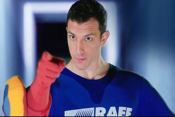 RAEEMAN, il supereroe della campagna di comunicazione.