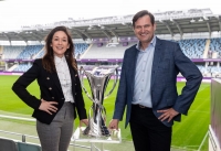 Nadine Kessler (UEFA) e John Olsen (Euronics)