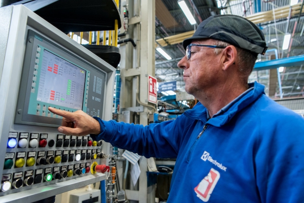 Formazione digitale per gli operai italiani di Electrolux