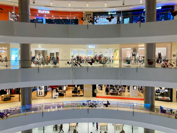 Il centro commerciale diventa una fortezza contro il clima