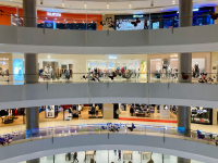 Il centro commerciale diventa una fortezza contro il clima