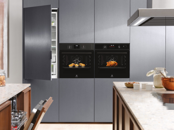 Electrolux, la linea di forni Pure Black ricomincia da tre
