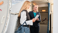 L'addetto vendita come una hostess d'aereo