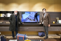 Oscar Farinetti (a sinistra), fondatore di Green Pea, con Alex Lim, presidente di Samsung Electronics Italia.