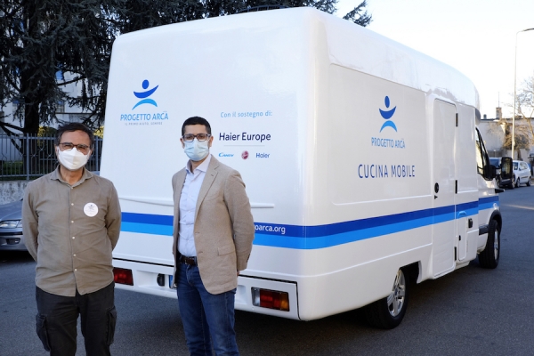 Alberto Sinigallia, presidente di Fondazione Progetto Arca ( a sinistra), con Karim Bruneo, Corporate Communication Director di Haier Europe.