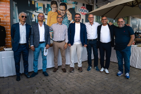 Da sinistra: Agostino, Nicola, Sandro e Angelo Cascino, con Fabio Cascino (il secondo da destra) in compagnia del duo comico Toti e Totino, in occasione della celebrazione dei dieci anni del punto vendita di Lascari, sempre nel Palermitano.