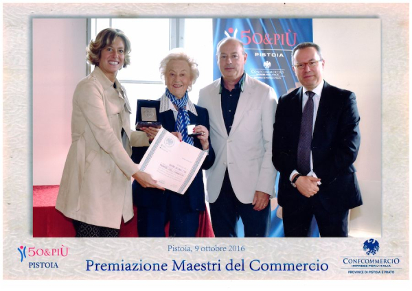 Iliana Bonacchi mentre riceve un importante riconoscimento