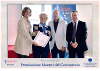 Iliana Bonacchi mentre riceve un importante riconoscimento