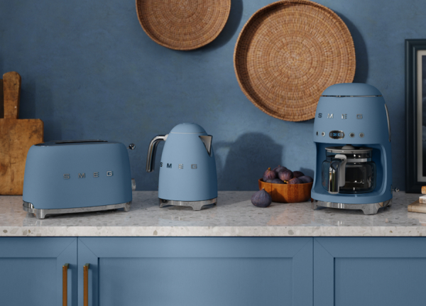 Smeg, la tonalit&agrave; Storm Blue porta in casa la maestosit&agrave; della natura