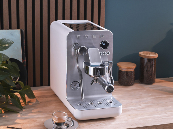 Macchina da caff&egrave; EMC02-Minipro Espresso di Smeg