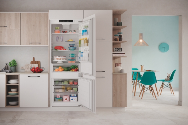Un frigorifero spazioso per la spesa intelligente