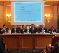 Da sinistra: Dario Donato, giornalista di TGCOM 24; prof. Marco Gambaro, docente di Economia all'Universit&agrave; Statale di Milano; Andrea Scozzoli, presidente Aires Confcommercio; On. Luca Squeri, Commissione Attivit&agrave; Produttive; On. Andrea Dara, Commissione Attivit&agrave; Produttive; Dario Bossi, vicepresidente Vicario Ancra Confcommercio.