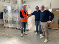 Al centro Francesco Misurelli (amministratore delegato di Beko Italy) con mons. Francesco Manenti (a sinistra), presidente di Caritas Sezione Senigallia, insieme ad Alessandro Conti (After Sales Director).