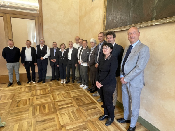 La squadra di Ancra. Giuliana Savoia (la quinta da sinistra) &egrave; tra il direttore generale Dario Bossi e il past-president  Pier Giovanni Schiavotto.