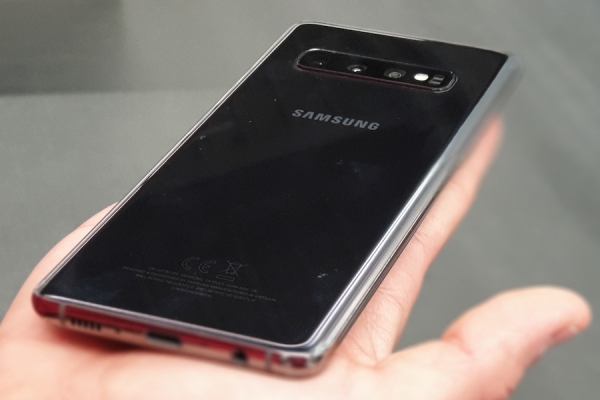RECENSIONE - Samsung Galaxy S10 ha display e audio al top