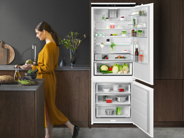 AEG: frigo da incasso tra riciclo e alta tecnologia