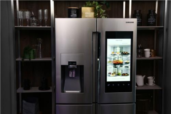 Natale, col frigo Family Hub di Samsung eviti gli sprechi di cibo